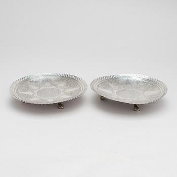 A pair of footed silver dishes, third quarter of the 20th century.
