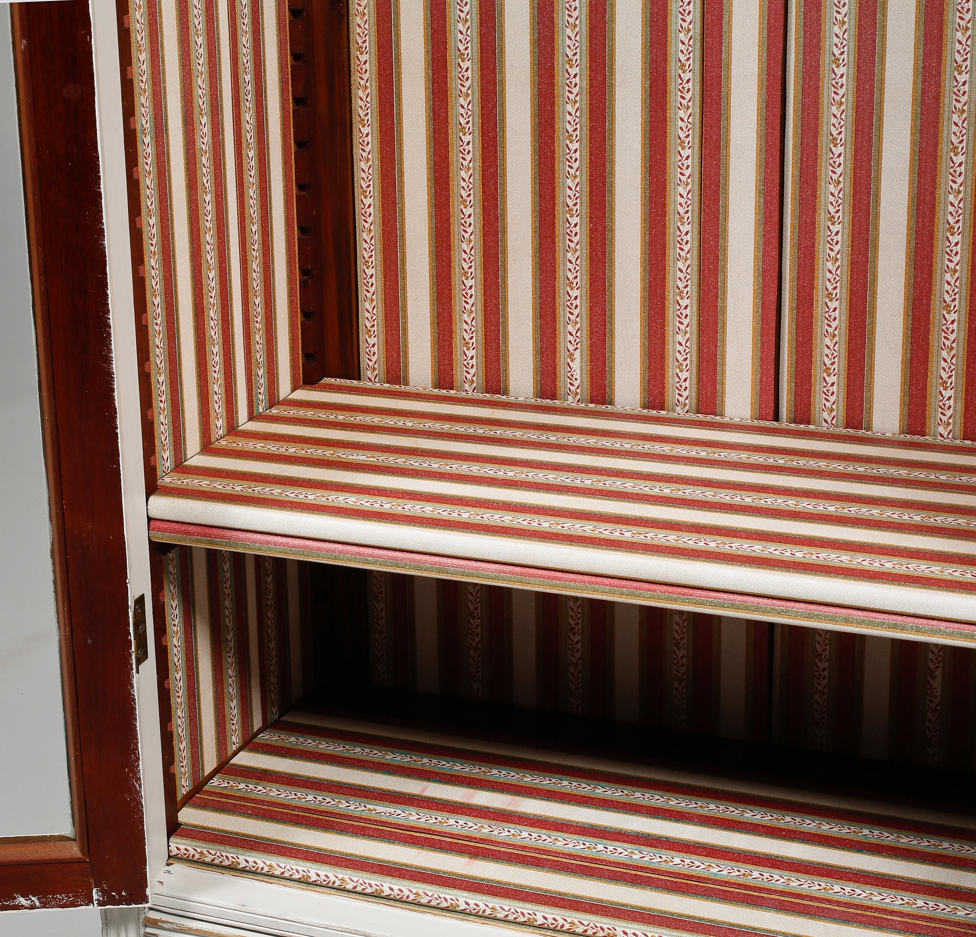 VITRINSKÅP, delvis 1900-talets första hälft.