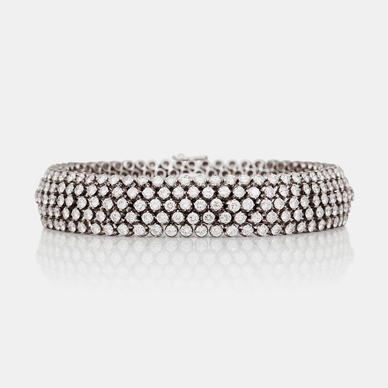 A brilliant cut diamond bracelet circa 15.00 ct.