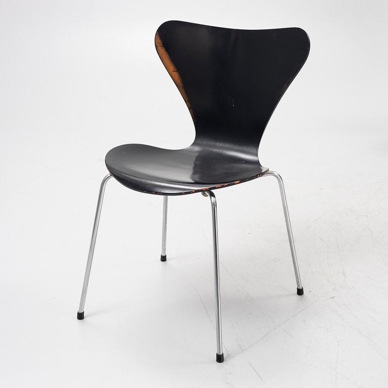 Arne Jacobsen, a set of five 'series 7' chairs from Fritz Hansen, Denmark.