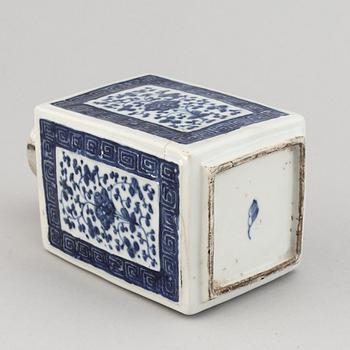 A blue and white export tea caddy, Qing dynasty, 18th century.