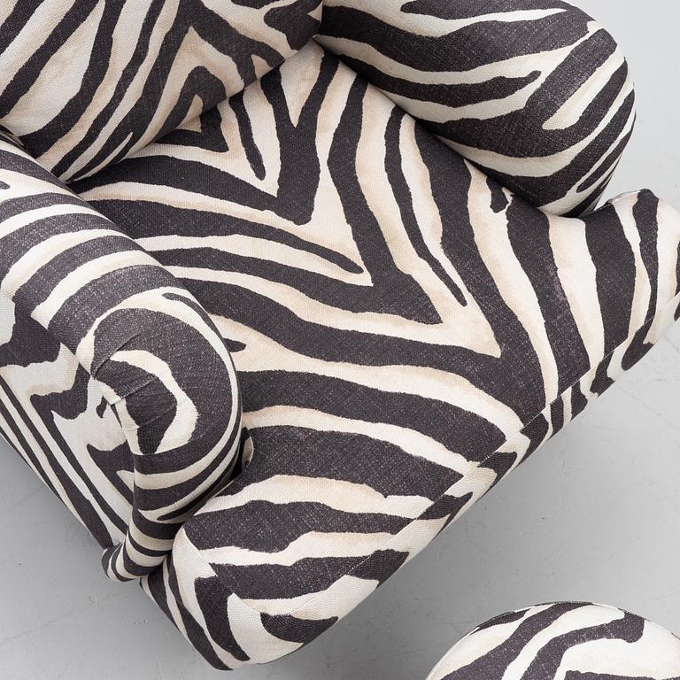 Fåtölj, av Howard-modell, samt pall.