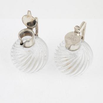 Karaffer, ett par, silver och glas, CG Hallberg, Stockholm, 1892.