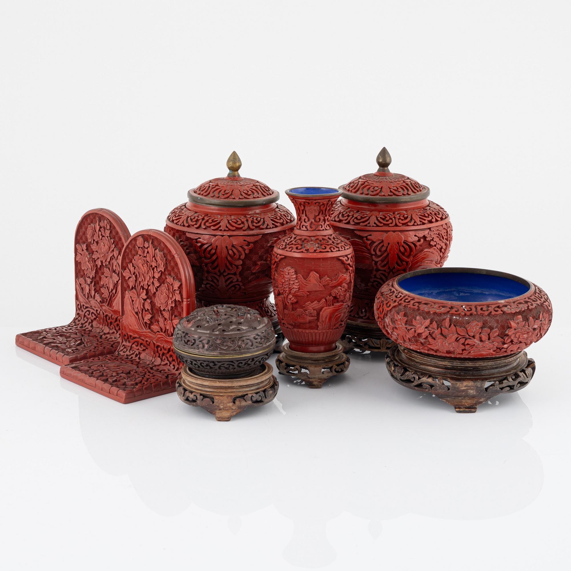 Urnor med lock, ett par, bokstöd, ett par samt vas och skål, lack, Kina, 1900-talets senare del.