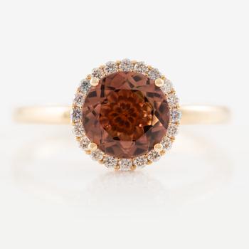 Ring in 14K gold with tourmaline and brilliant-cut diamonds.
