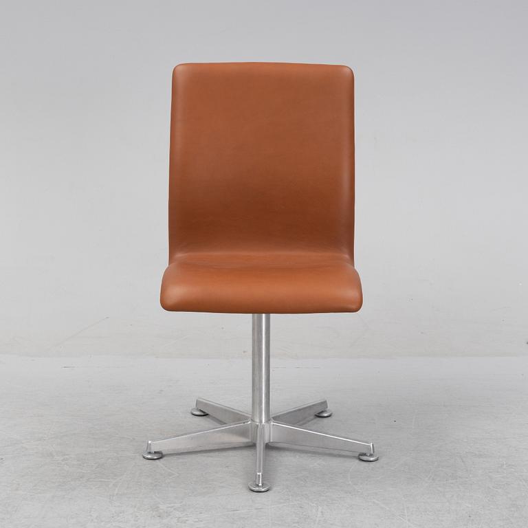 Arne Jacobsen, skrivbordsstol, "Oxford", Fritz Hansen, Danmark, daterad 2003.