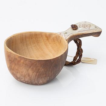 Knivar 4 st, oidentifierade slöjdare, samt en kåsa av Bengt Olav Unga.