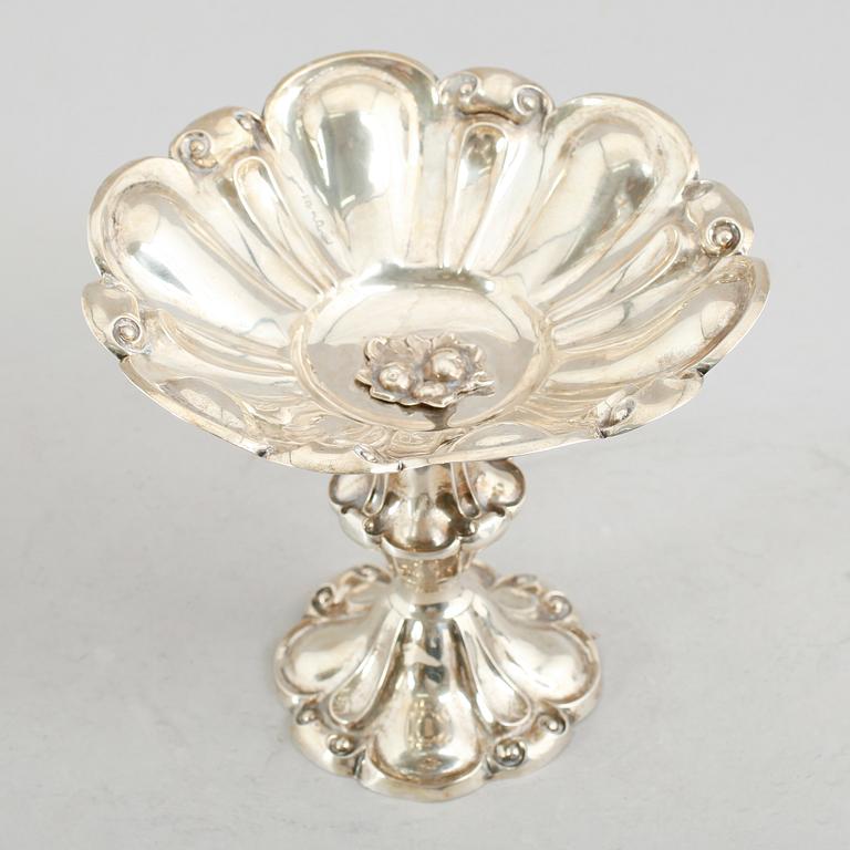 SKÅL PÅ FOT, silver, Carl Nyström, Stockholm 1849. Vikt ca 342 gram.