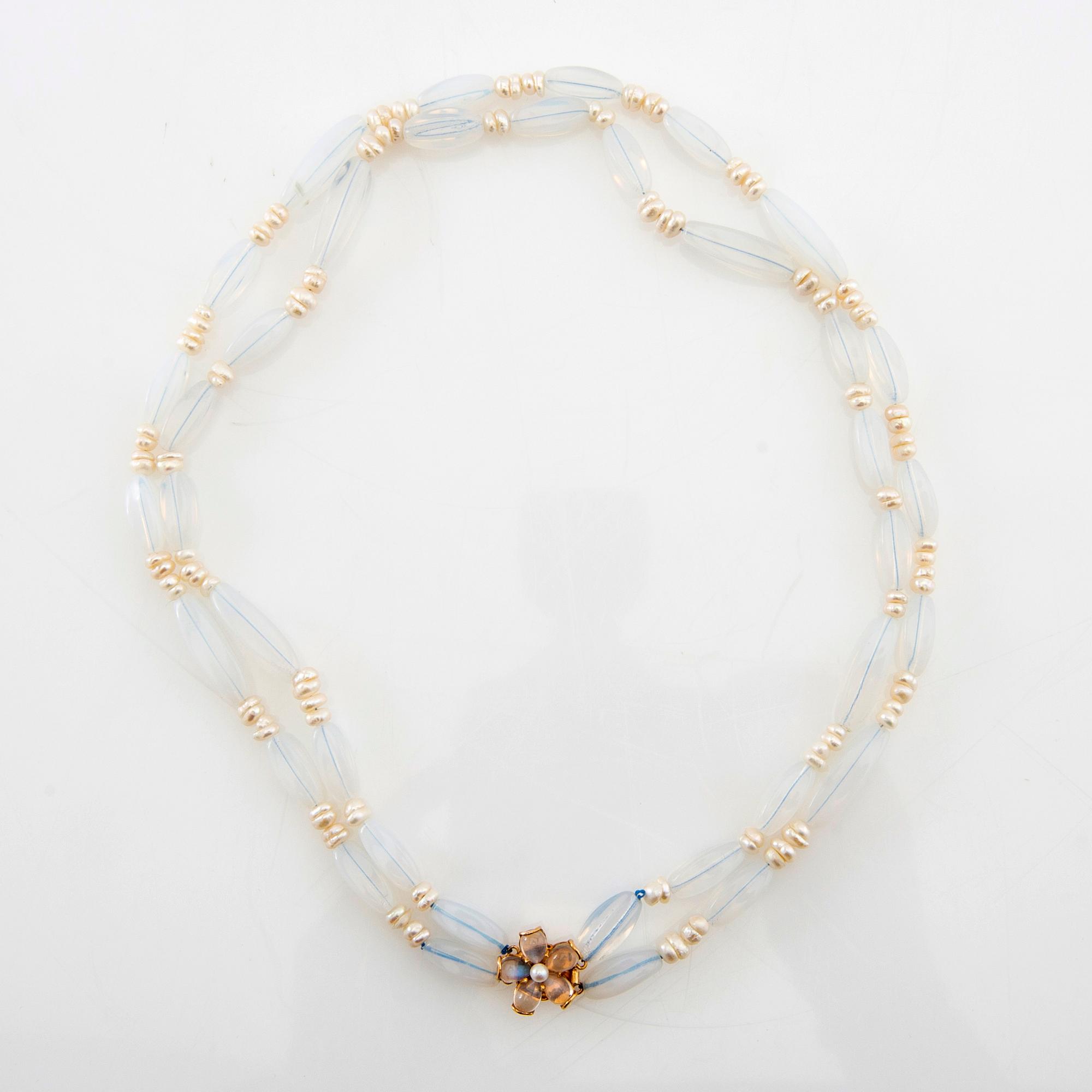 Heribert Engelbert, lås 18K guld och månstenar, halsband av odlade pärlor och glas.