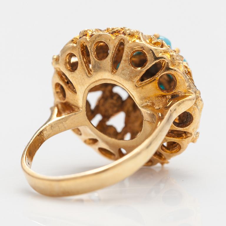 An 18K gold ring with glass stones.