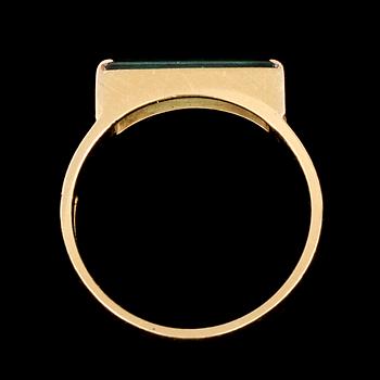 RING, 18k guld, med fasettslipad grön sten Wiwen Nilsson Lund, samt ÖRHÄNGEN, ett par med droppformad grön sten.