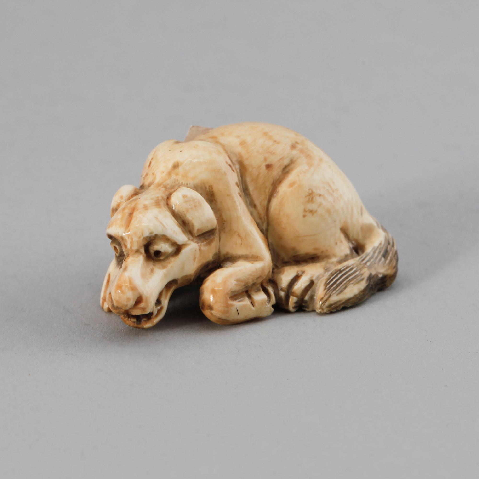 NETSUKE, ben, Japan. 1900-talets första hälft. Undertill otydl. märkt Yamakawa?.