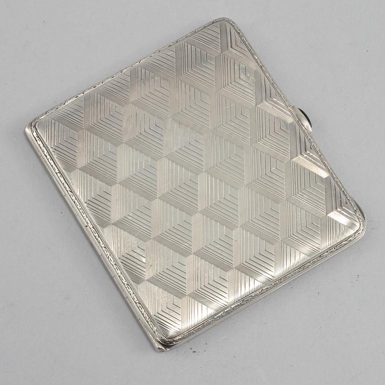 CIGARETTETUI, silver, importstämplad, omkring 1900-talets mitt. Vikt 95 g.