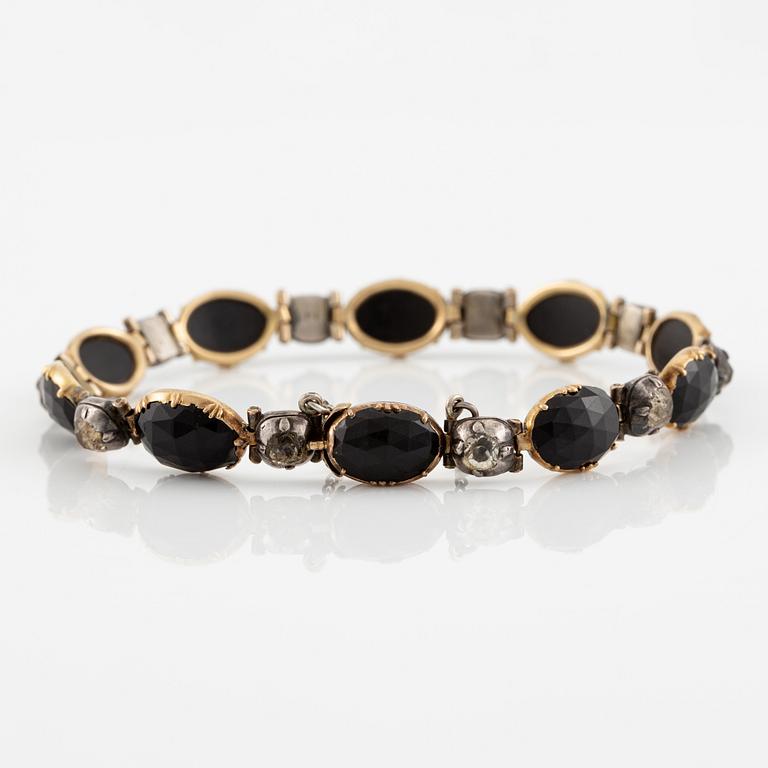 A necklace/bracelet combination 18K gold and silver set with onyx and rose-cut diamonds, 19th century.