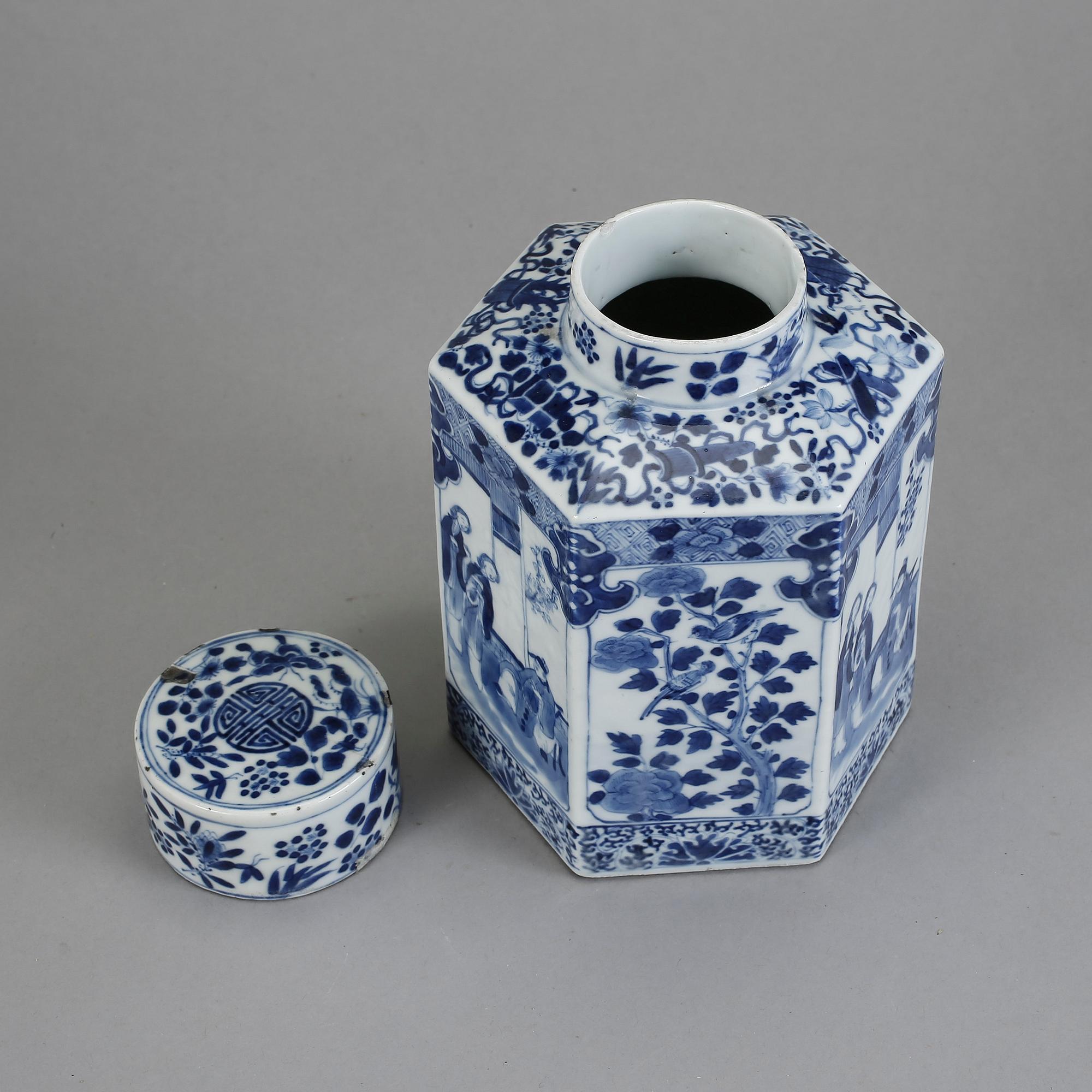 BURK MED LOCK. Porslin, Kina, 1900-tal.