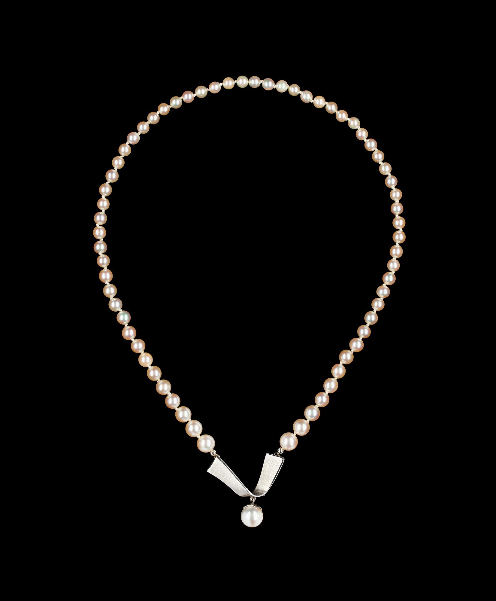 COLLIER, odlade doserade pärlor, 8,4-5,4 mm, med hänge med odlad pärla, 10,2 mm.