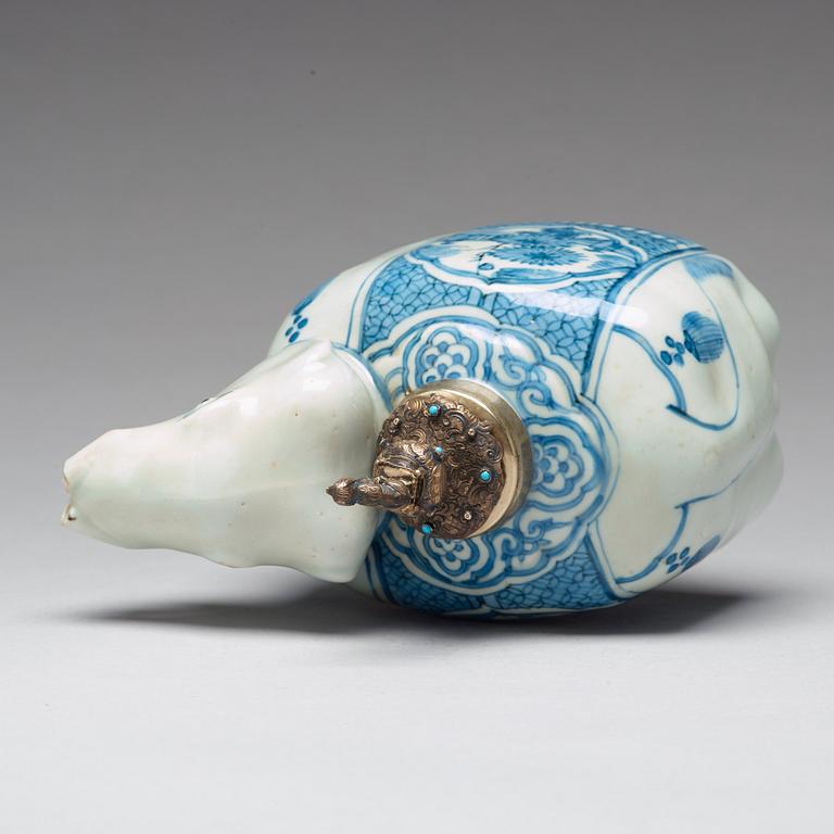 A blue and white elephant shaped kendi, Ming dynasty, Wanli (1572-1620).