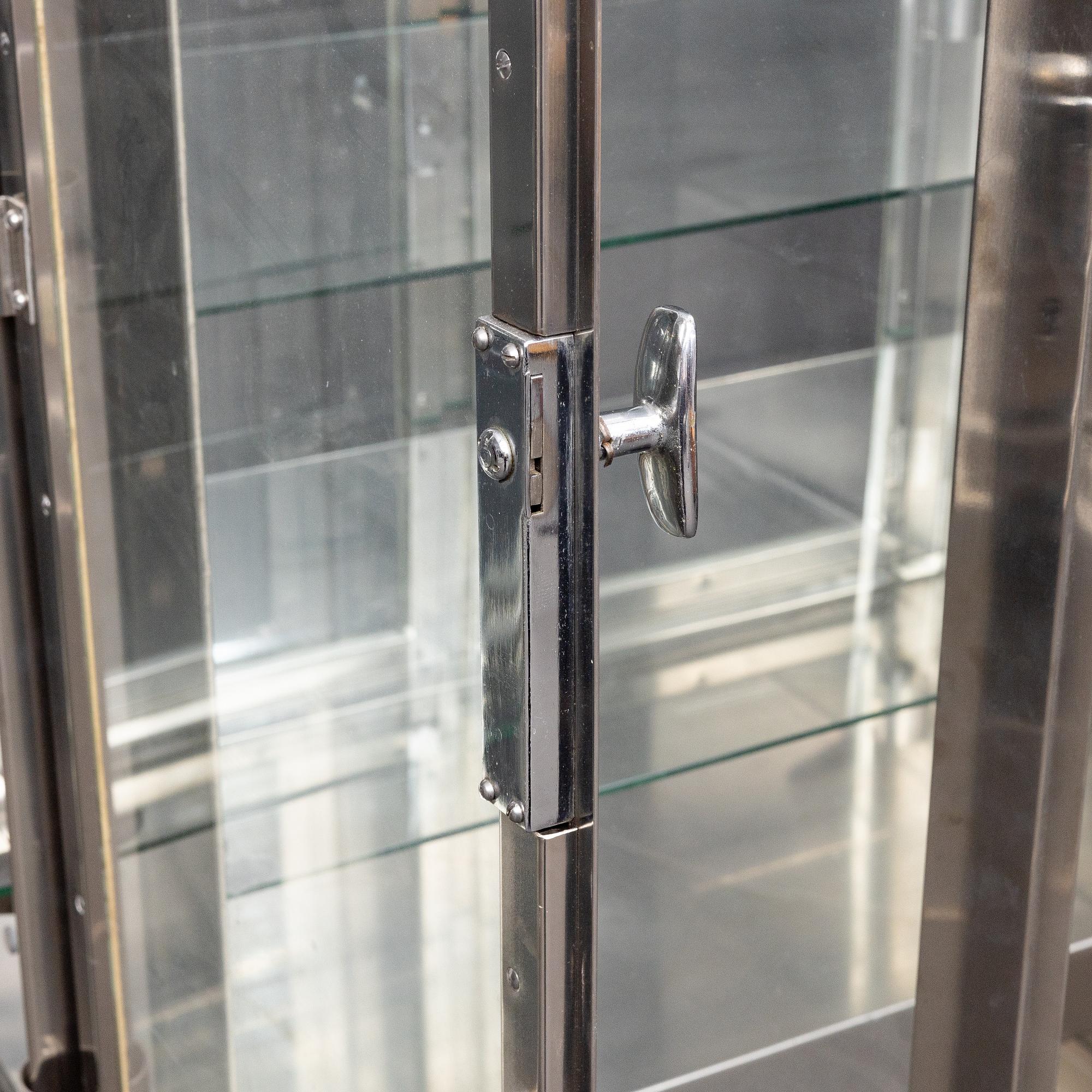 Läkarskåp, Kifa, 1900-talets andra hälft.