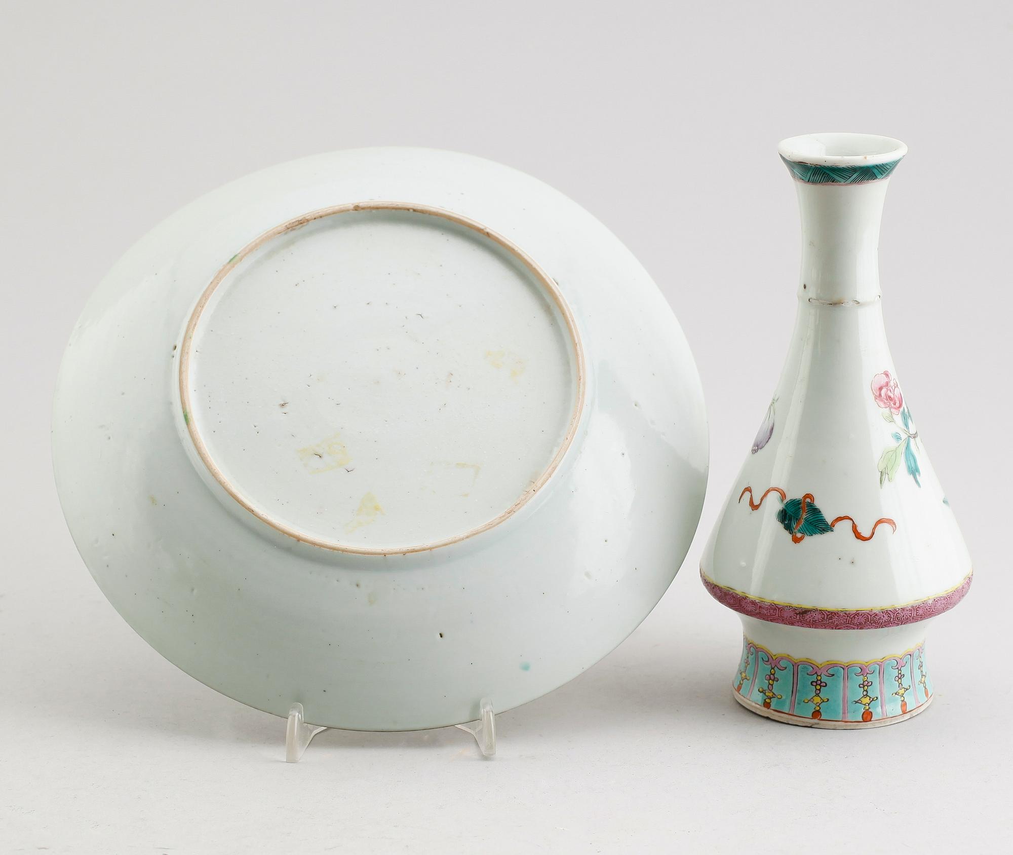 TALLRIK SAMT VAS, porslin, Kina, sannolikt 1800-tal.