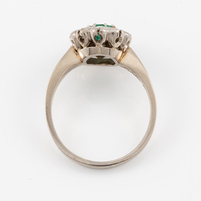 Ring, carved, 18K white gold with emerald and brilliant-cut diamonds.