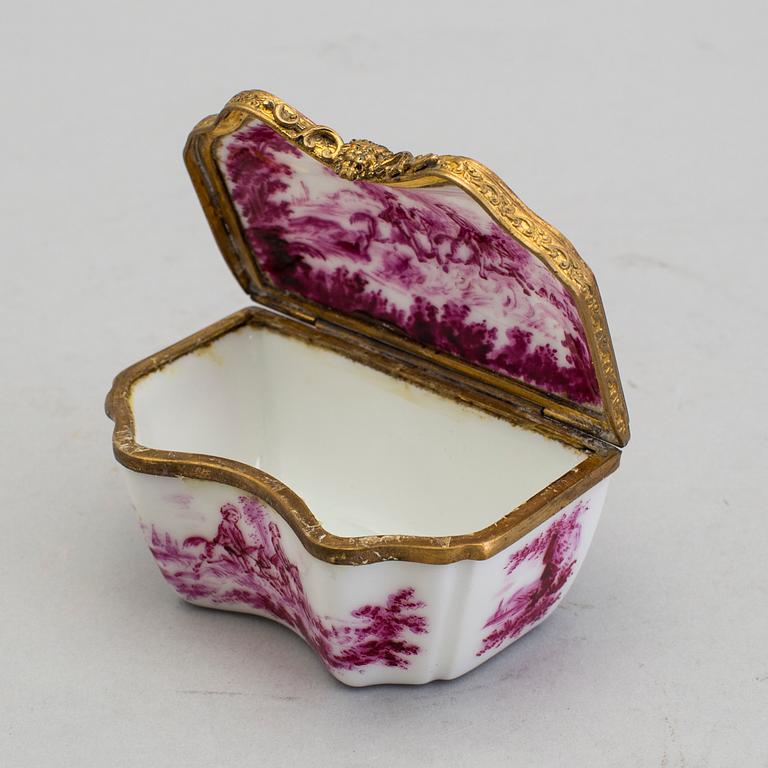 A German porcelain box, 18th/19th Century.