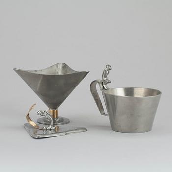 SKÅL MED LOCK SAMT MUGG, tenn, Firma Svenskt tenn respektive Guldsmedsaktiebolaget GAB, Stockholm 1931 och 1930.
