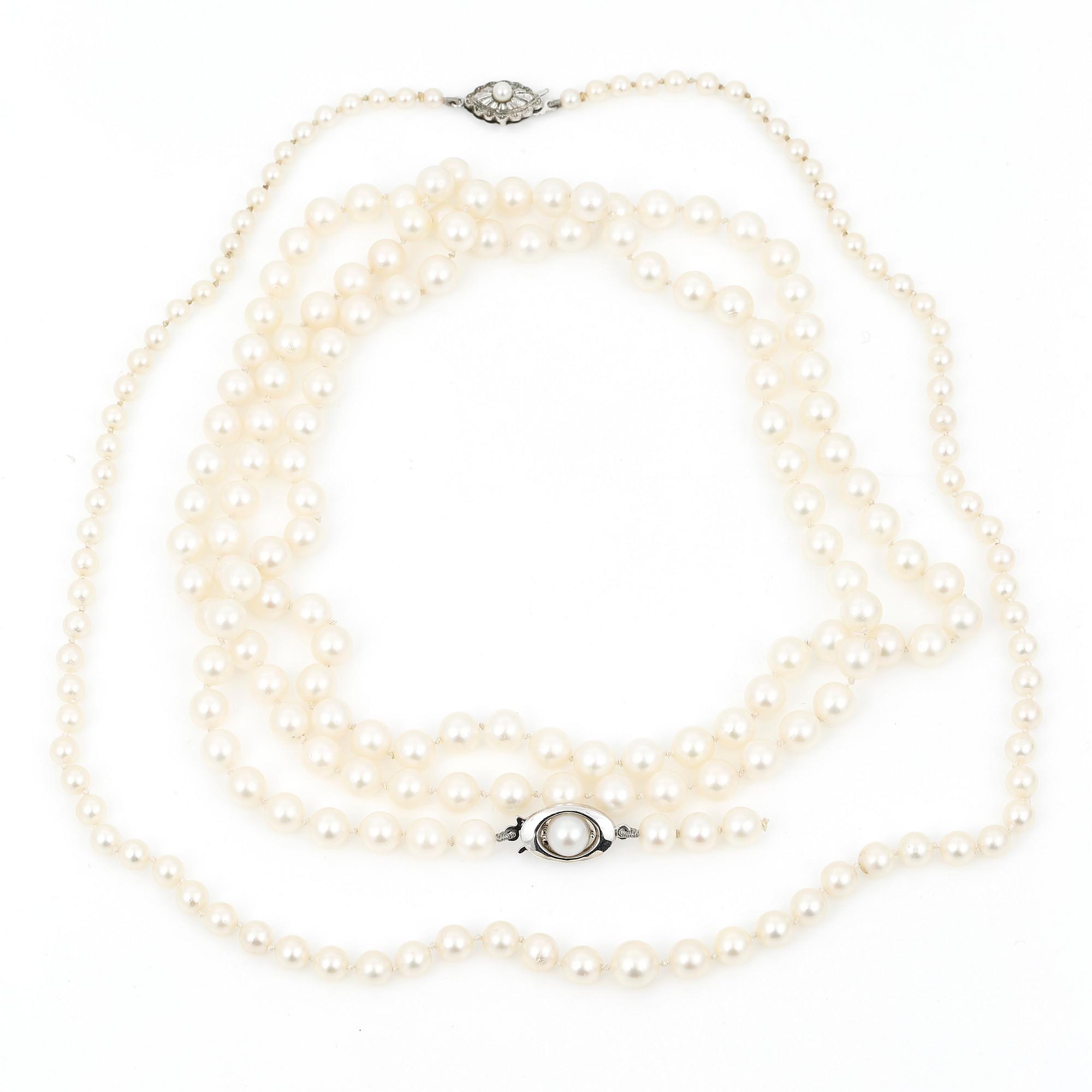 COLLIER, 2 st, den ena med lås i vitguld 18 k, med odlade pärlor. 1900-tal.