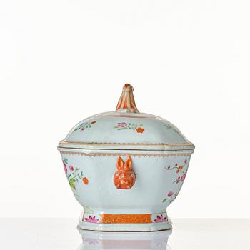 A famille rose tureen with cover and stand, Qing dynasty, Qianlong (1736-95).