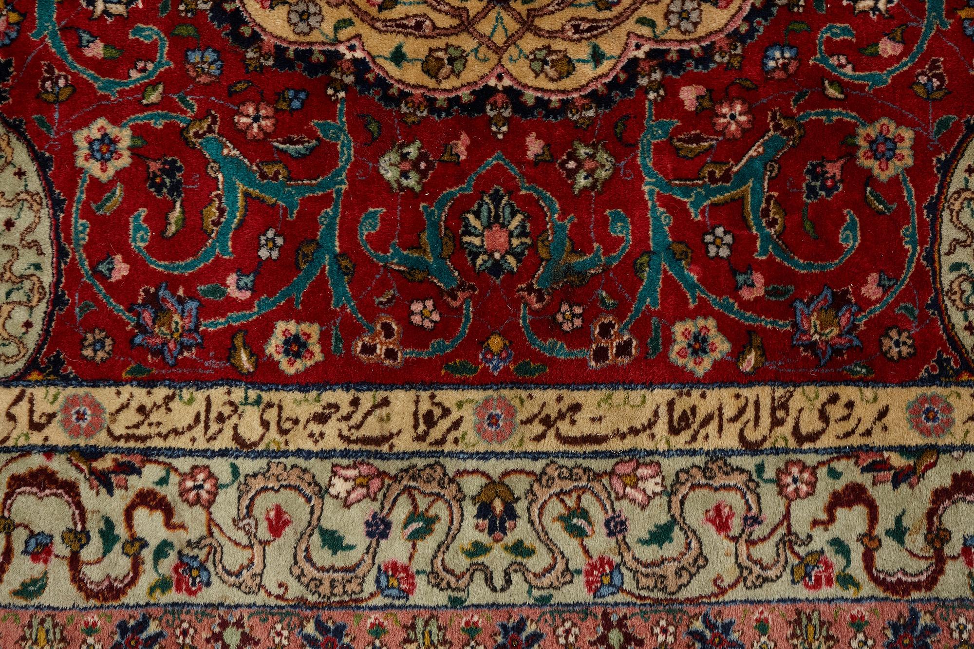 Matta, semiantik Täbris, signerad ca 335,5 x 256,5 - 261,5 cm.