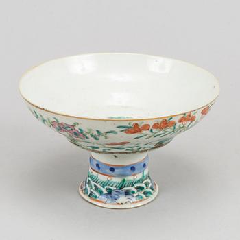 A famille rose footed dish, Qing dynasty, 19th century.