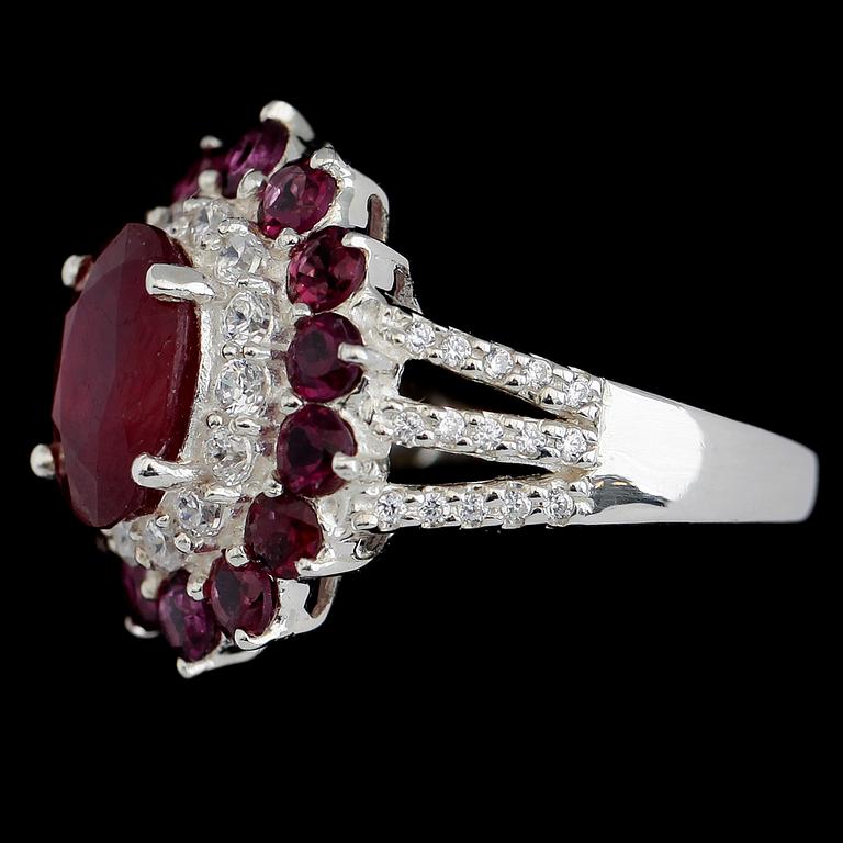 RING, sterlingsilver, rubin, rhodoliter och safirer.