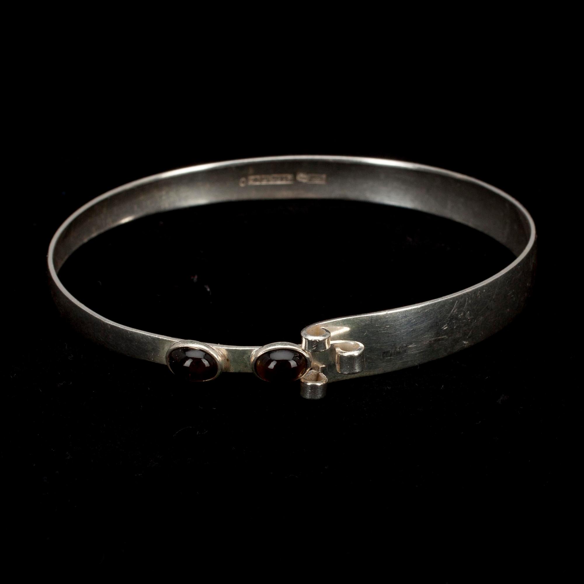 ARMBAND, 5 st. silver, bergskristall, rosenkvarts, rökkvarts, spektrolit. Finland 1959-70.