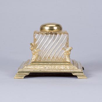 SKRIVGARNITYR MED VÄGGAPPLIQUER. Nyrenässans, 1800-talets slut.