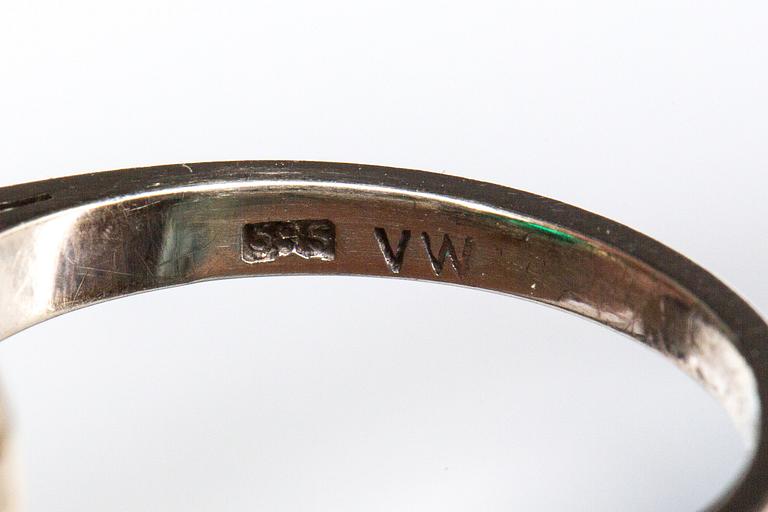 RING, 14 k vitguld med briljantslipade diamanter ca 0,90 samt smaragdslipad smaragd. Vikt ca 8 g.