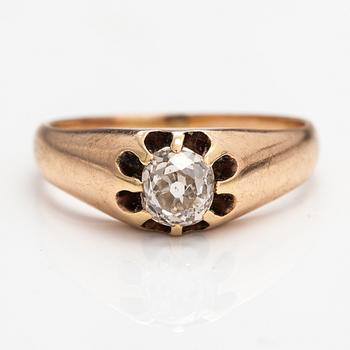 A 9K gold ring with an old-cut diamond ca. 0.44 ct.