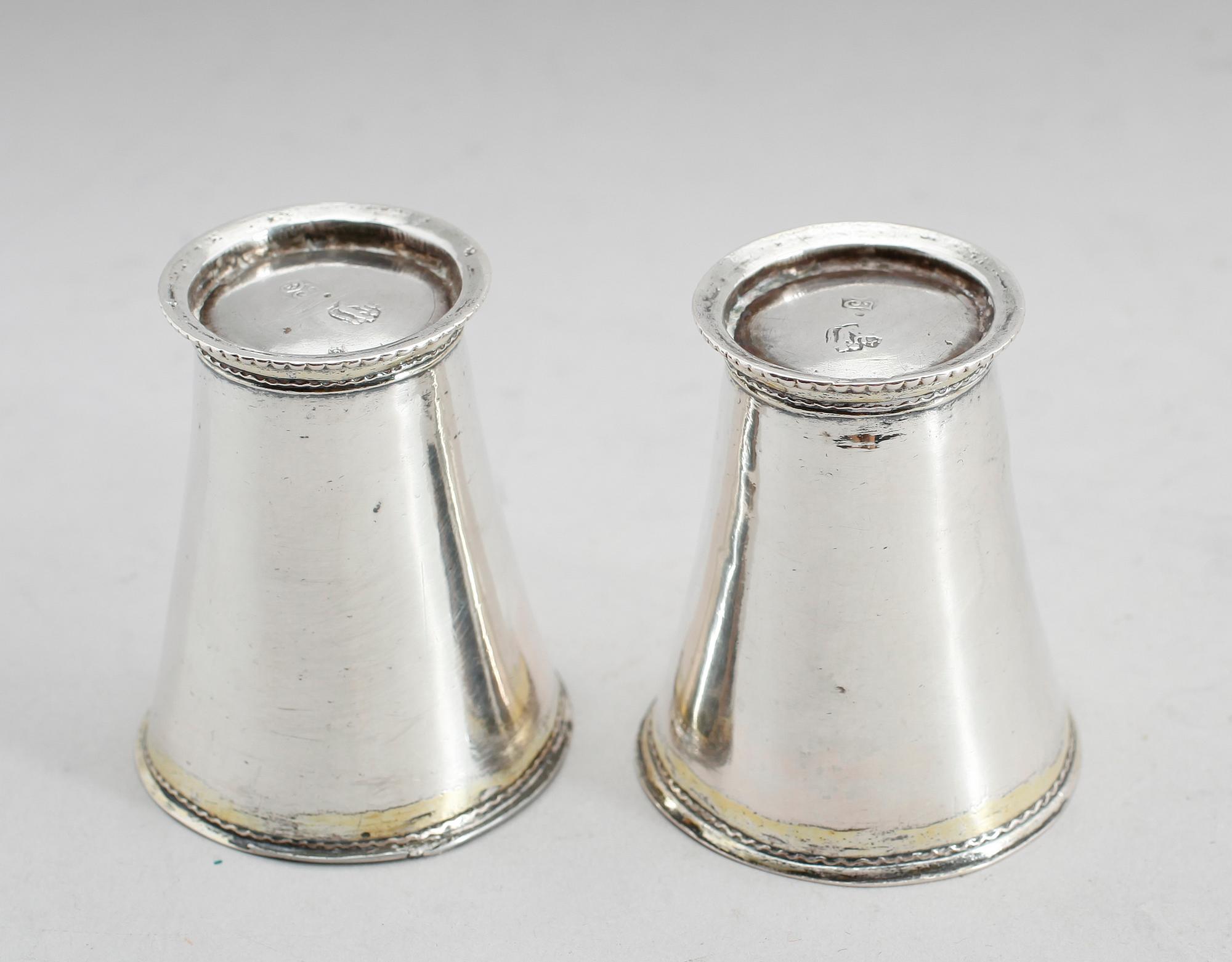 BÄGARE, 1 par, silver, Lars Castman, Vimmerby 1739-1784. Vikt ca 56 gram.