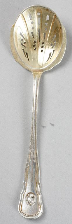 BESTICKSUPPSÄTTNING, silver, 242 delar, i schatull. "Chippendale", CG Hallberg, Stockholm, 1917.