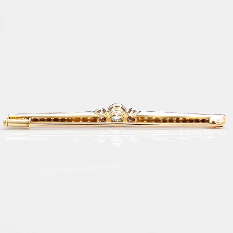 A gold brooch with old cut diamonds ca. 1.05 ct in total.