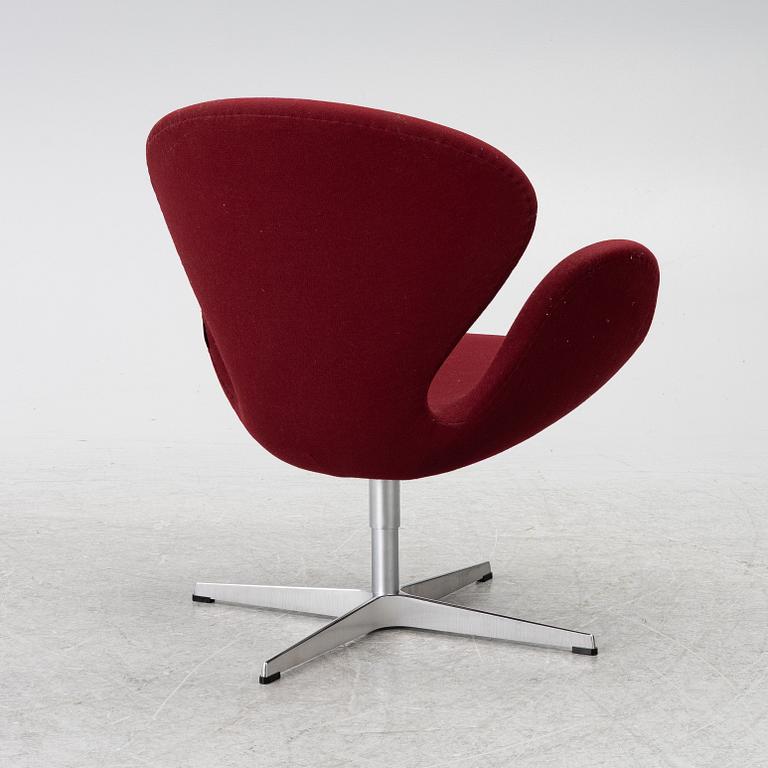 Arne Jacobsen, armchair, "The Swan", Fritz Hansen, 2018.