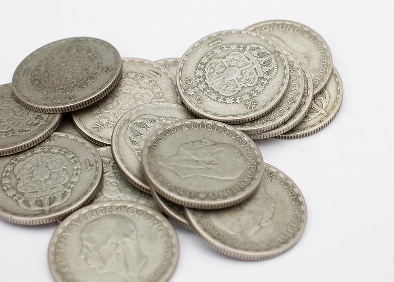 MYNT, 65st, silver, 1 krona, Gustaf V, omkr 1940-tal. Totalvikt (inkl skedar) ca569g.