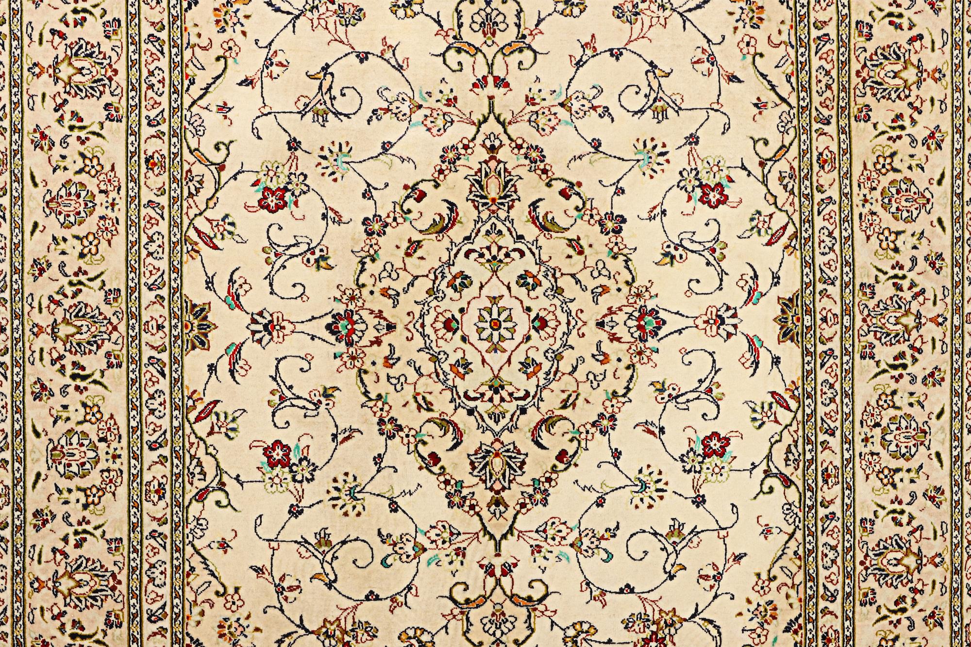A Kashan carpet, a. 293 x 198 cm.