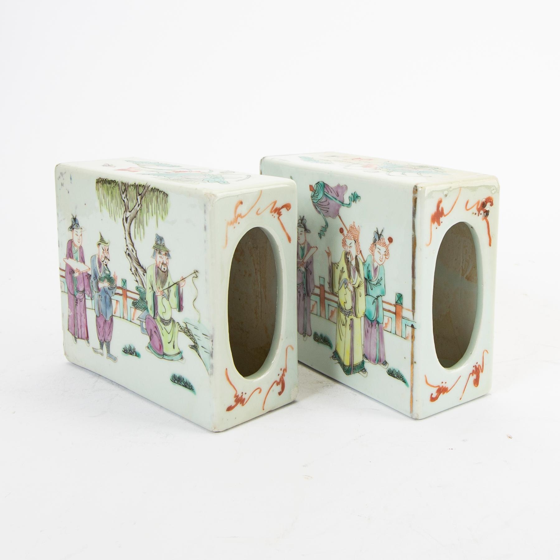 Kuddar, två stycken, porslin. Kina, tidigt 1900-tal.