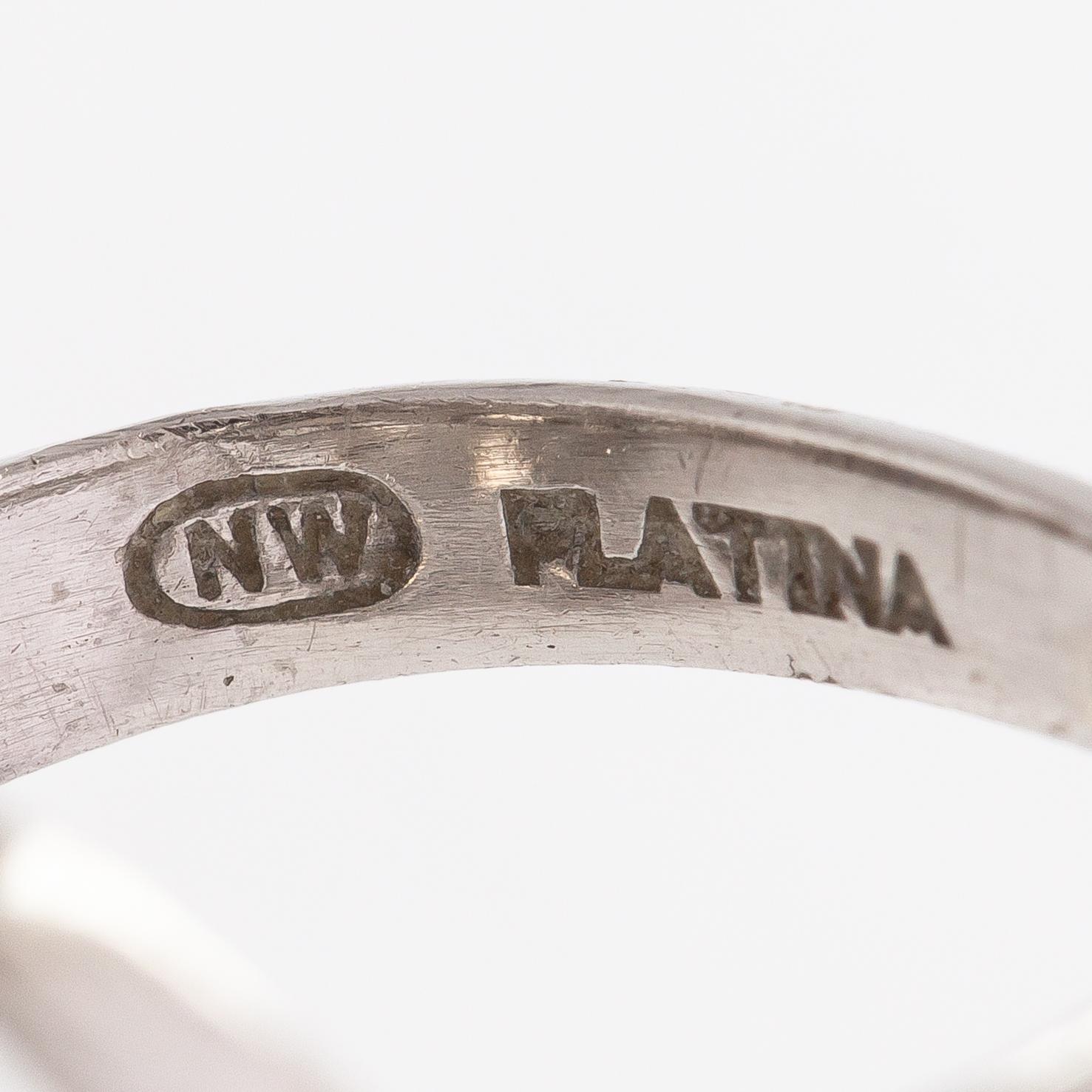 Sormus, platinaa, timantteja n. 1.65 ct yht ja viljelty helmi. Westerback, Helsinki.