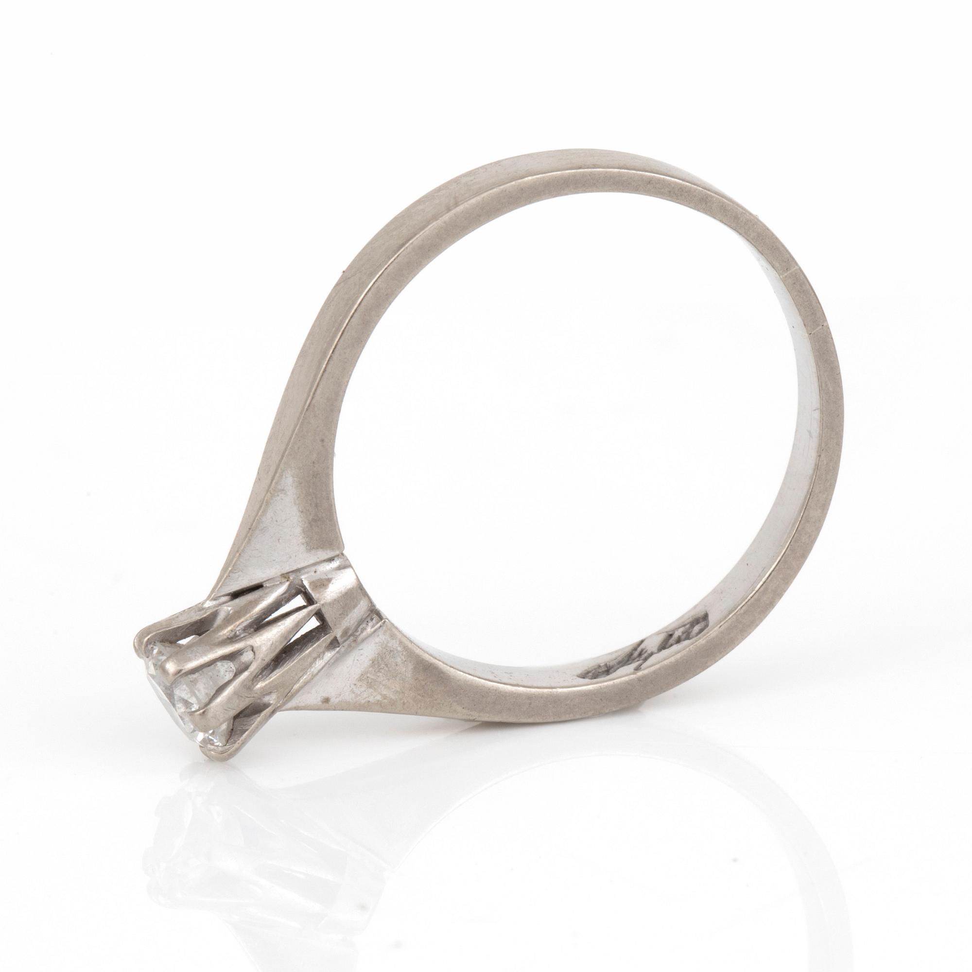 RING, 18 k vitguld, 0,4 ct enl gravyr.
