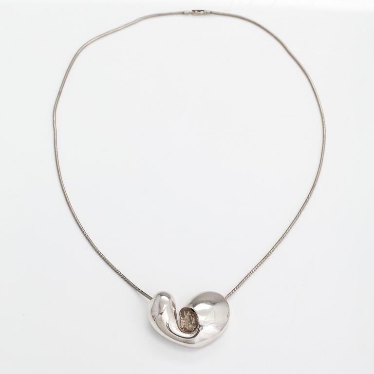 Paul Havgaard, Halsband "Med kärlek", sterlingsilver. Lapponia 1974.