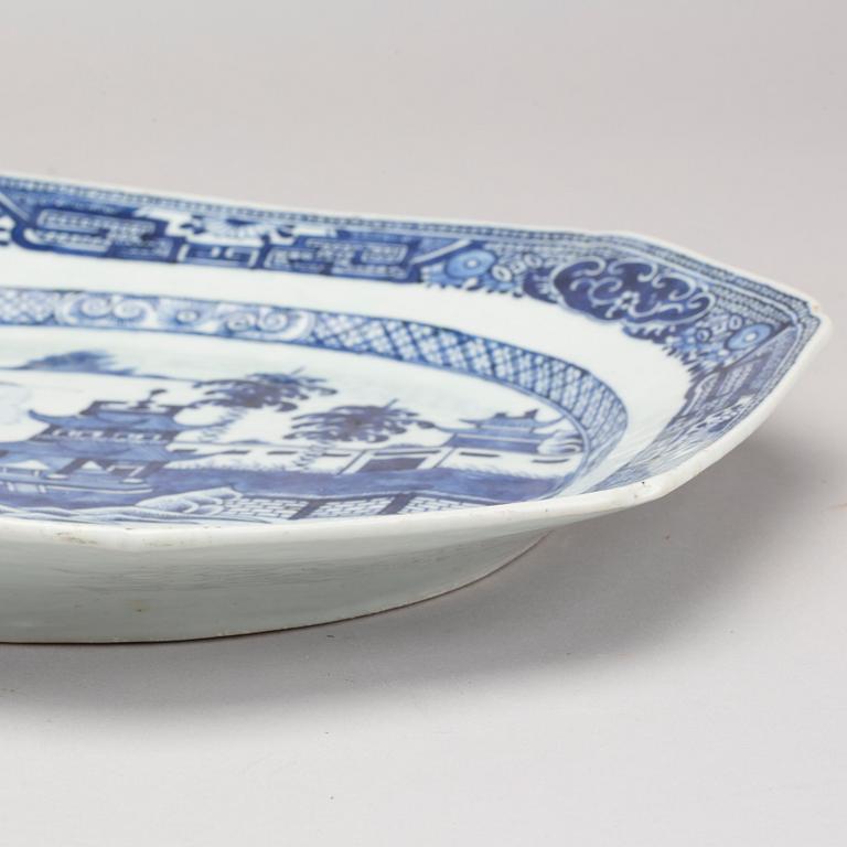 A blue and white Chinese porcelain serving dish, Qianlong (1736-95).