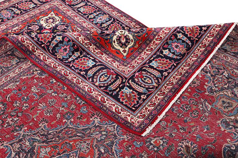 A Kashan carpet, c. 358 x 244 cm.