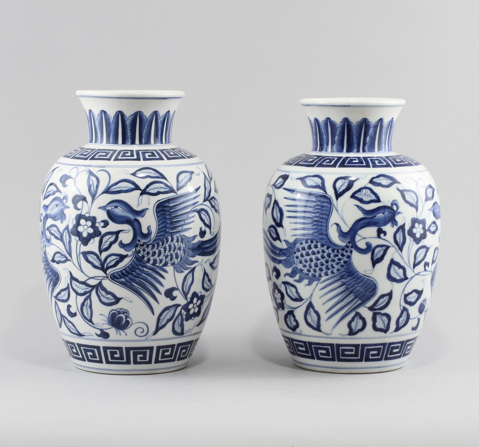 VASER, 2 st snarlika, porslin, Kina, modern tillverkning.