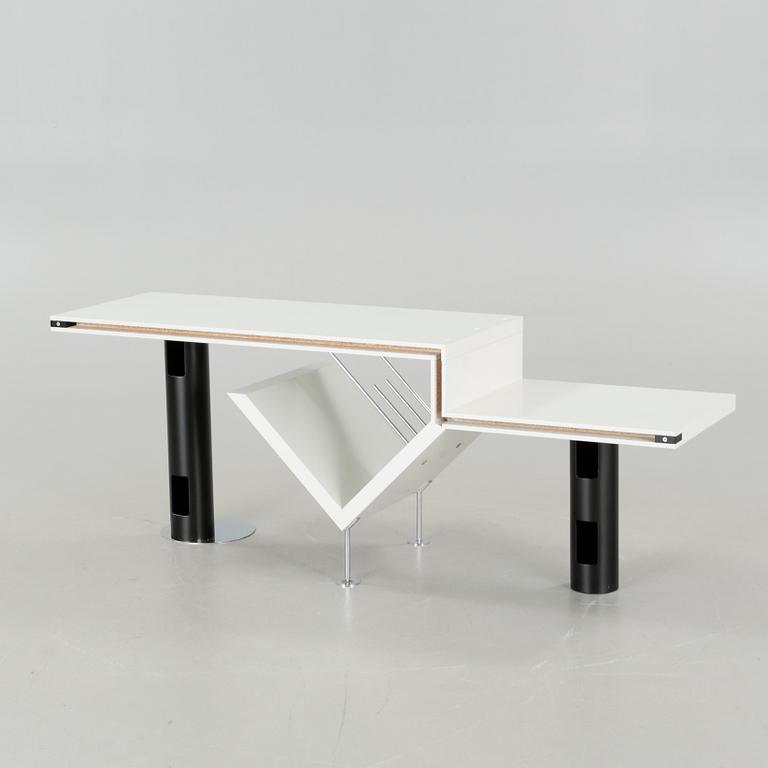 A late 20th century "Attayca 2" media bench, designed by Jacob Jensen for Bang & Olufsen.