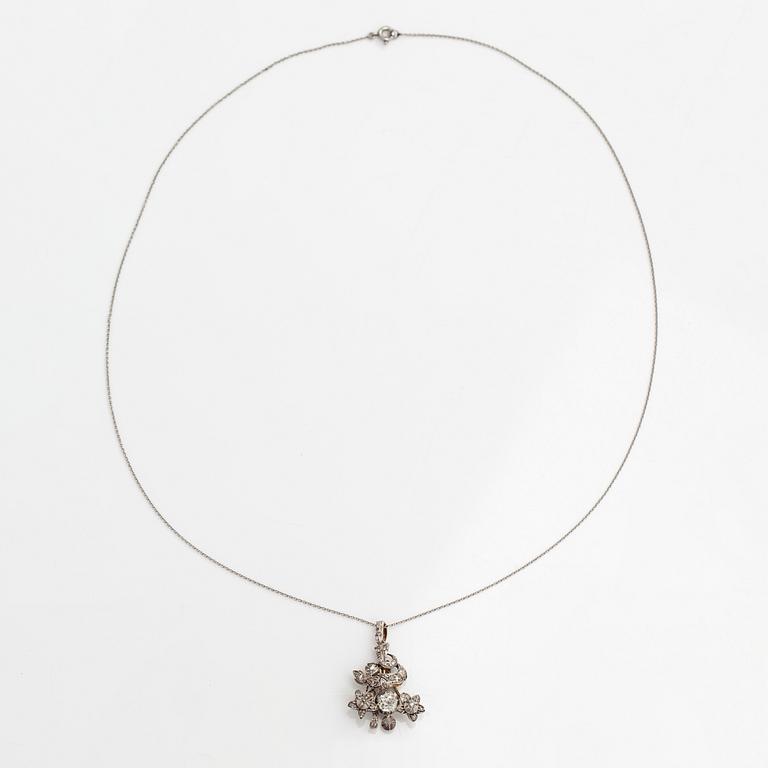 A 14K white gold and platinum neckalce with old- and rose-cut diamonds.